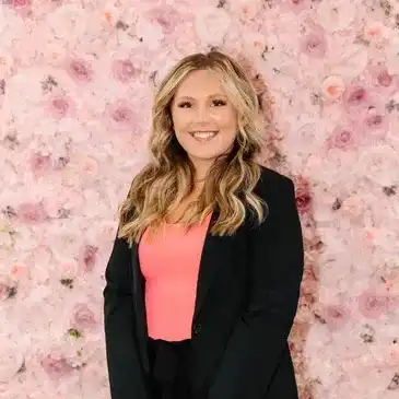Portrait of Kelsie, a professional stylist at Salon Bloom - Fort Myers, FL, showcasing their expertise and style.